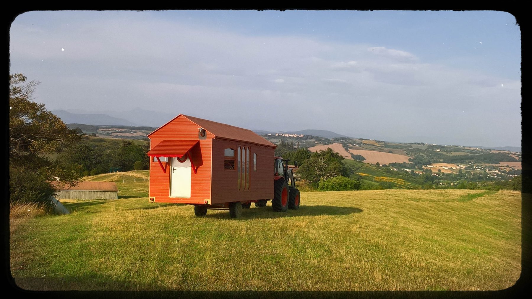 Roulotte Shamballa en cours de livraison, vue panoramique sur la campagne