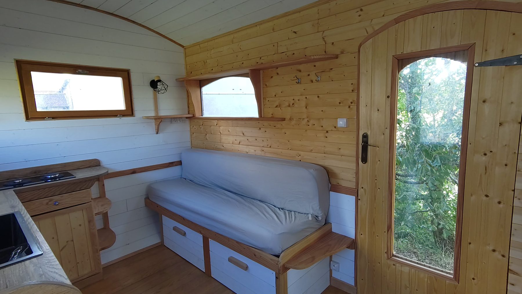 Intérieur roulotte : banquette et rangements sur mesure